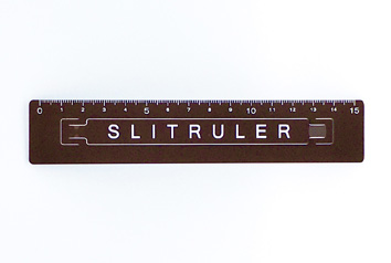 スリットルーラーＰ１５ｃｍ（ロゴタイプ・ブラウン）レトロ定規,固定も移動も自在にできる定規,ずれない定規,滑らない定規,non-slip ruler,レトロ,デザイン,シンプル,ユニーク,おしゃれ,上質,高級,丈夫,プレゼント,ギフト,贈り物,記念,祝い,ノベルティ,プロモーション,文具,文房具